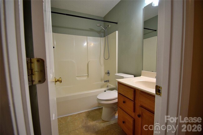 Building Photo - 614 Meadowbrook Dr