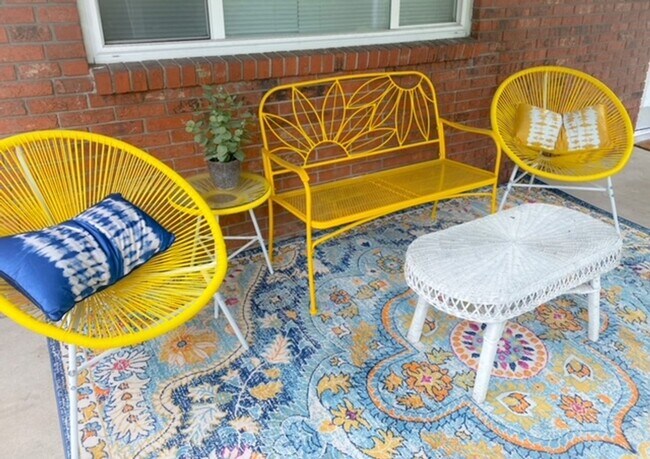 Building Photo - ? 12 Month Lease Pricing ? Fully Furnished Rental Property ? First floor duplex unit. Large yard.