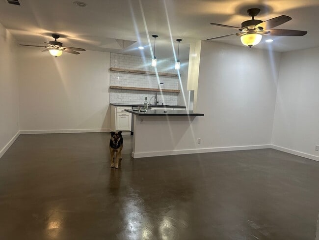 Building Photo - AMAZING INTERIOR 4 BEDROOM / 2 BATHROOM RE...