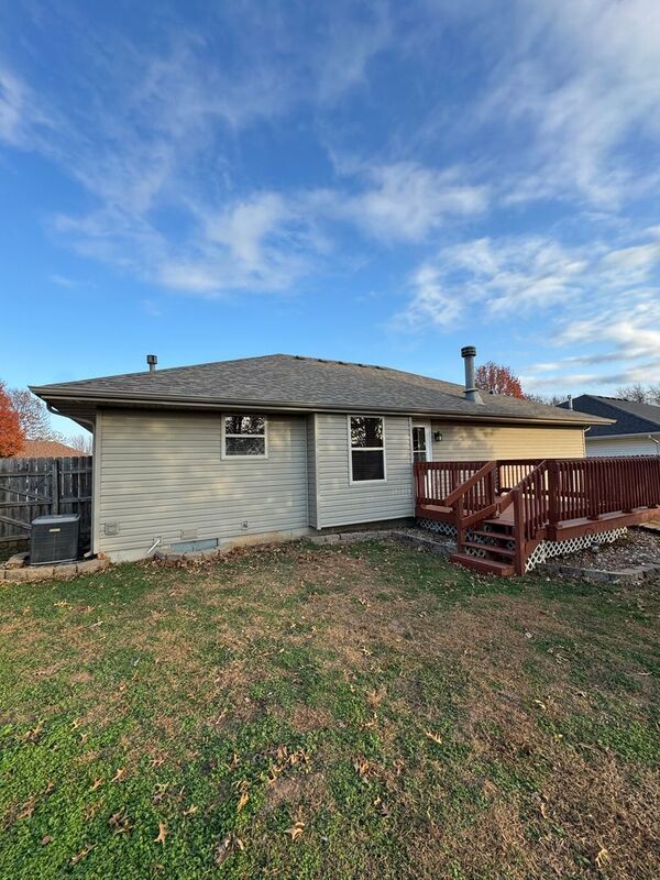 Building Photo - 841 S Hazelnut Ave