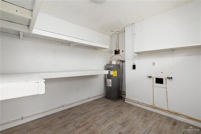 Building Photo - 1808 N Cummings Ave