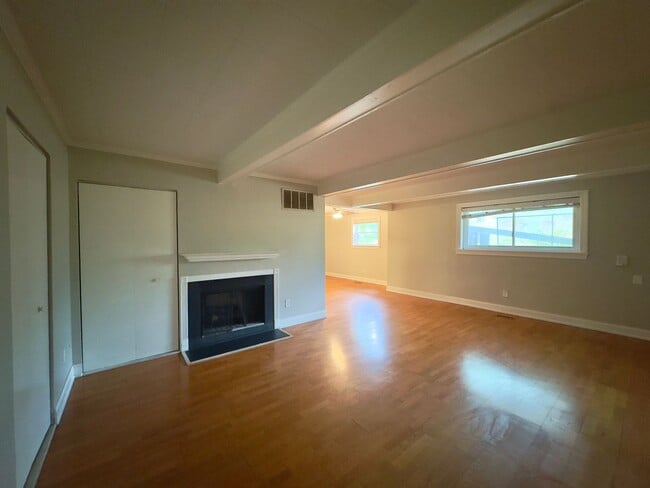 Building Photo - 11 Warren Lodge Ct