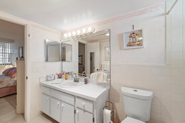 Building Photo - 1333 E Hallandale Beach Blvd