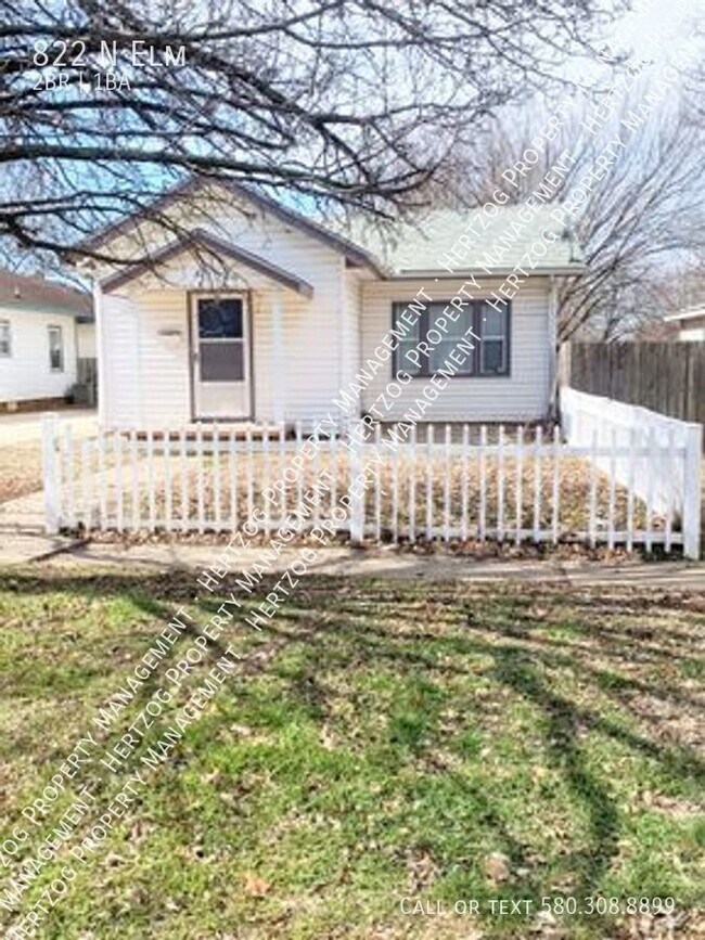 Building Photo - 822 N Elm-