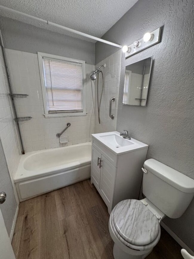 Building Photo - 2 bed 1 bath in OKC! New paint and ready for move in!