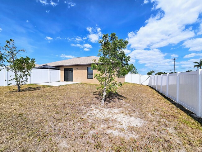 Building Photo - Stunning 3 Bed / 2 Bath Duplex w/ Garage –...