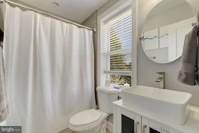 Building Photo - Newly Renovated Single Family home with Off Street Parking