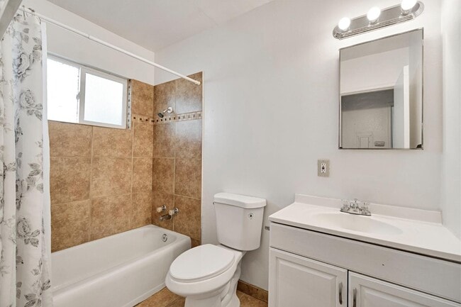 Building Photo - 1409 E Cambridge Ave