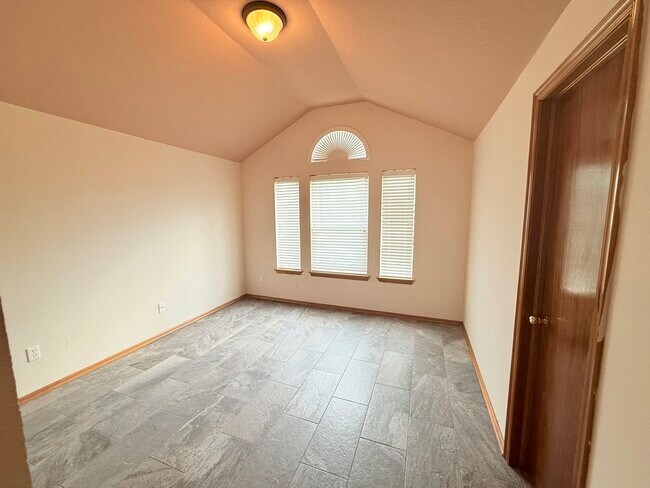 Building Photo - 700 Eastview Dr