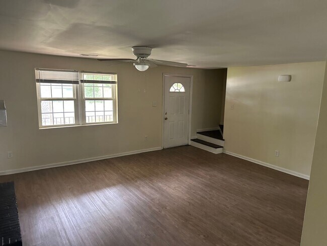 Building Photo - 523 Hilltop Dr