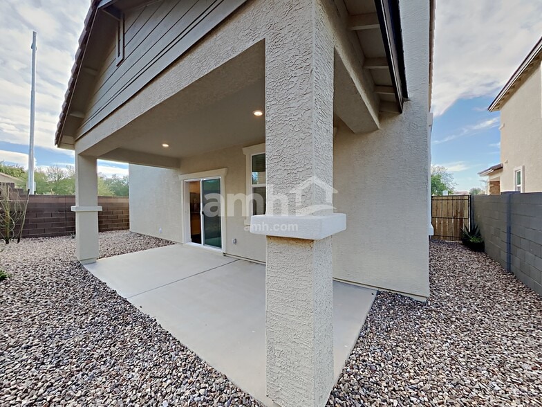 Building Photo - 622 W Harbor Dr