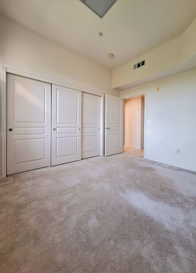 Building Photo - Beautiful 2bd Condo In Gated Community With Pool, Gym, and In-unit Laundry!