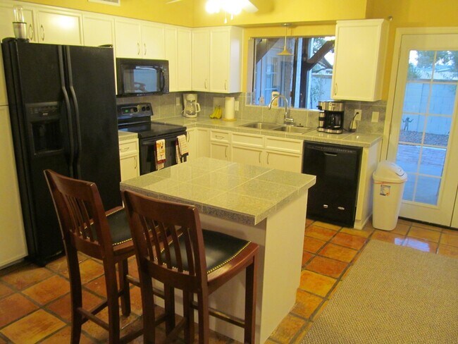 Building Photo - 2BR/2BA HOME W/ 2 CAR GARAGE AND COMMUNITY POOL