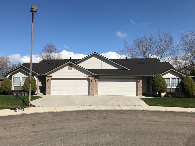 Building Photo - Adorable Well-Cared-For Duplex w/ Garage &...