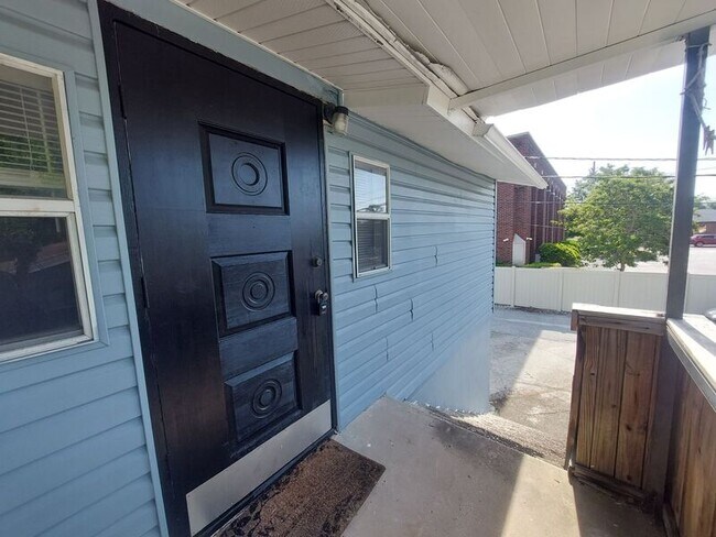 Building Photo - 115 1/2 Lenox St