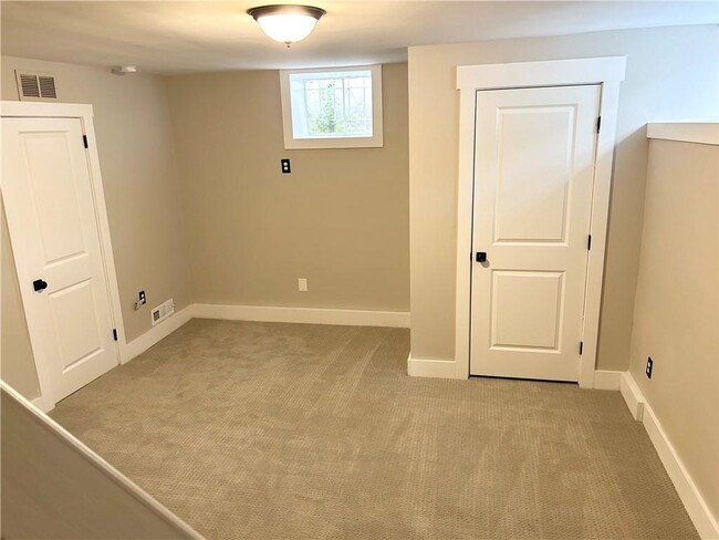 Building Photo - 1179 Lynmoor Dr NE