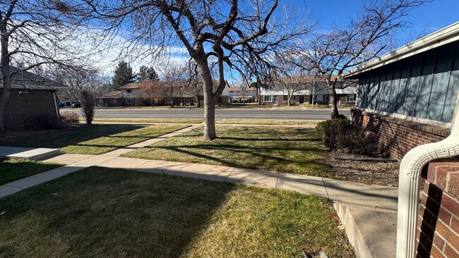 Building Photo - 2 bed, 1 Bath, 900 sqft with washer/dryer hookups and 1 car garage