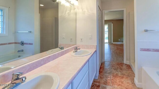 Building Photo - 816 W 8th St Cir