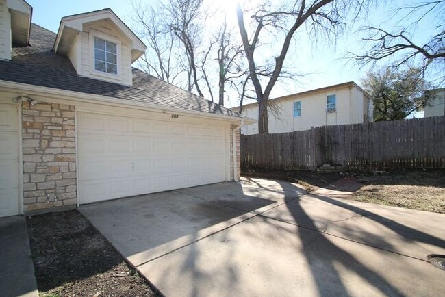 Building Photo - Enchanting 3/2 Duplex Home Located in WONDERFUL Weatherford! ~ ((AMAZING LOCATION!!)) Tile & Wood...
