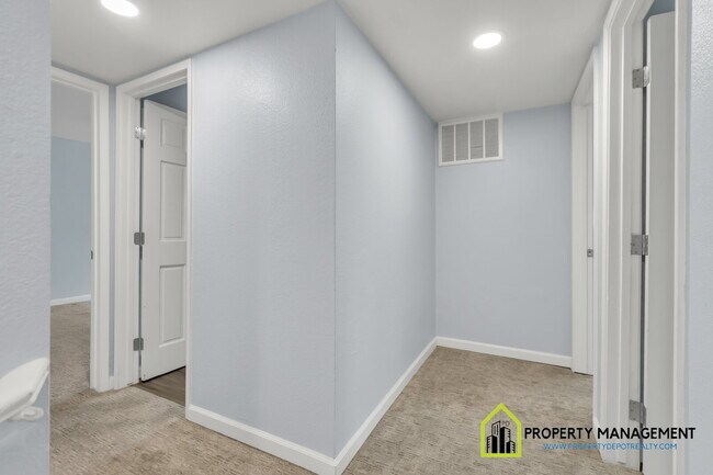 Building Photo - Charming 3-Bed Oasis with 2 Full Baths in Sacramento's Serene Pocket Neighborhood