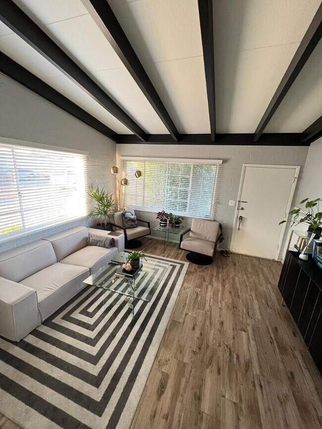 Building Photo - 909 E Marlette Ave