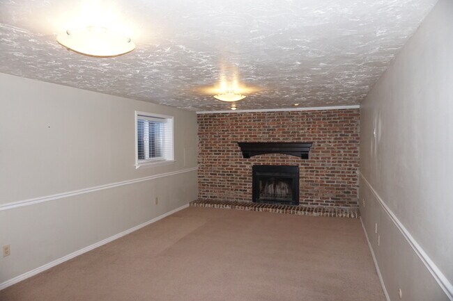Building Photo - Quiet 5 Bedroom 3 Bath West Jordan Home