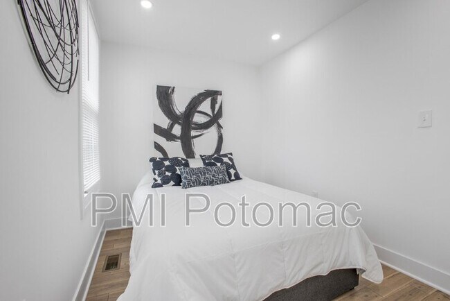 Building Photo - 702 19th St NE