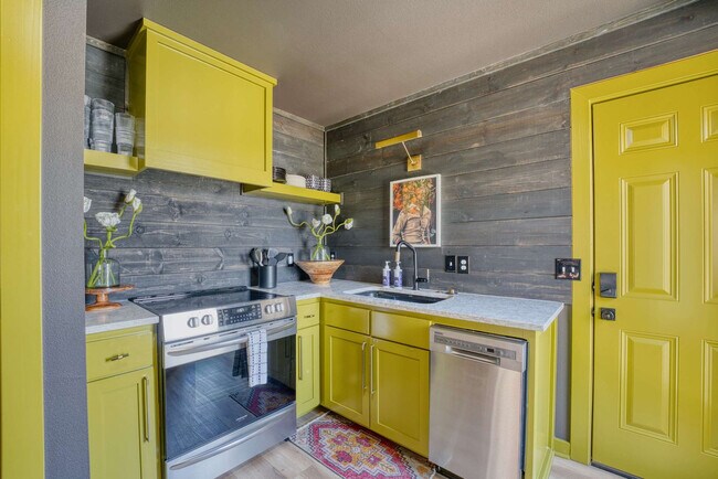 Building Photo - 1780 N Walnut Ave