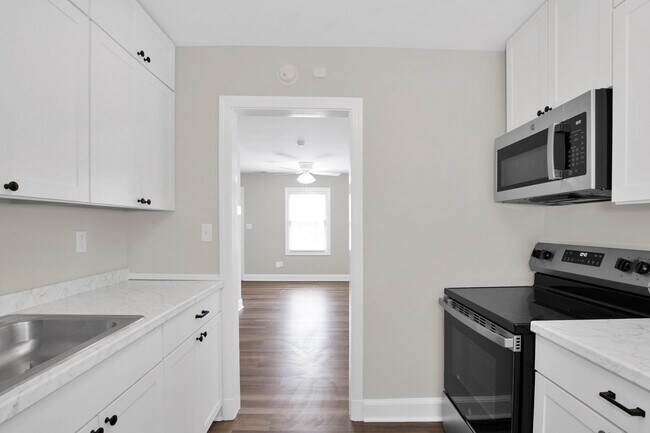 Building Photo - 2 Bedroom 1 Bath In Fayetteville- Small Do...