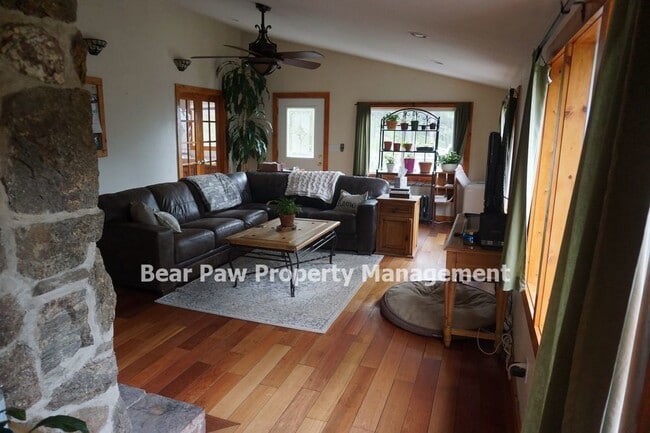 Building Photo - Great Home on Upper Bear Creek!!