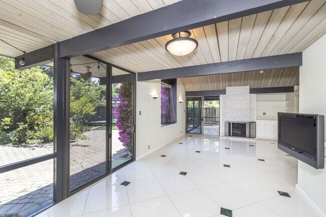 Building Photo - Charming Eichler in Super Desirable Community Center!