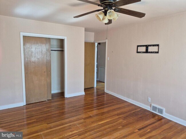 Building Photo - 7254 Mansfield Ave