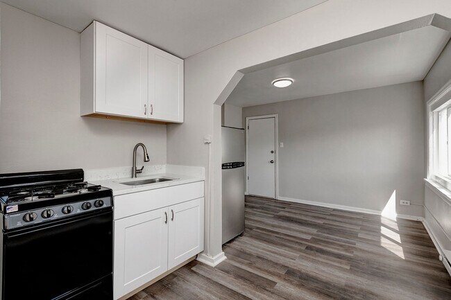 Building Photo - ? Only $899! Modern 1st-Floor Apartment with Covered Porch + Utilities Included?