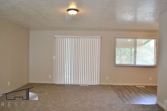 Building Photo - 7th St Units