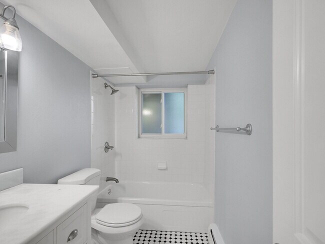 Building Photo - $1,625 - 1 Bed 1 Bath Condo Available Near...