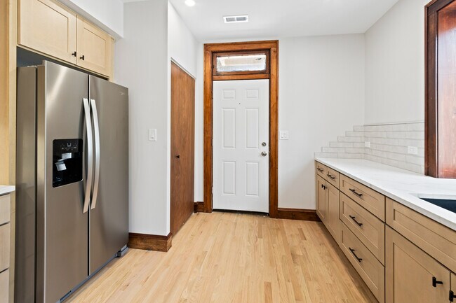Building Photo - 4834 N Springfield Ave