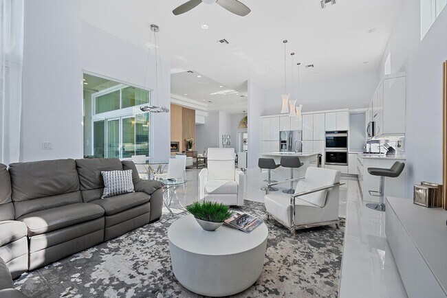 Building Photo - 8988 Lakes Blvd