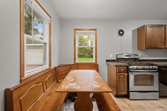 Building Photo - 1711 Rose Pl W