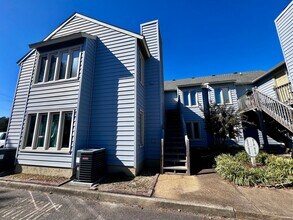 Building Photo - 2 bedroom, 2 bathroom home