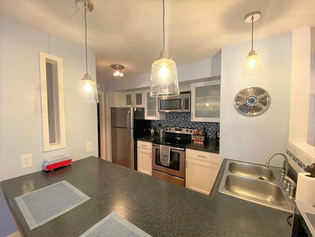 Building Photo - 1 Bedroom just minutes to DH