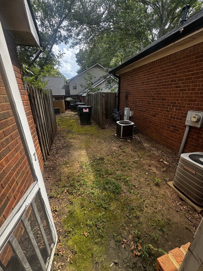 Building Photo - 482 Huntington Road