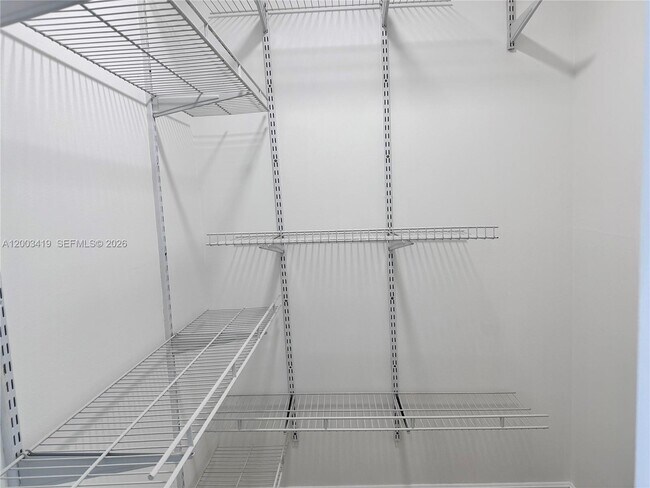 Building Photo - 800 Parkview Dr