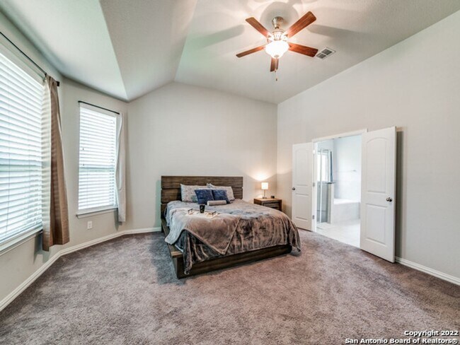 Building Photo - 4 Bedroom/3.5 Bathroom Alamo Ranch