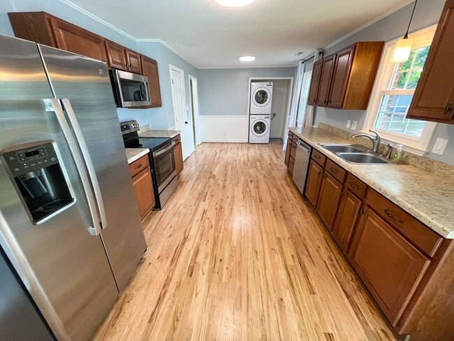 Building Photo - Gorgeous 3 bedroom, 2 bathroom brick home ...