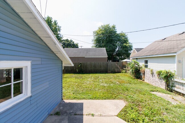 Building Photo - 1409 W Superior St