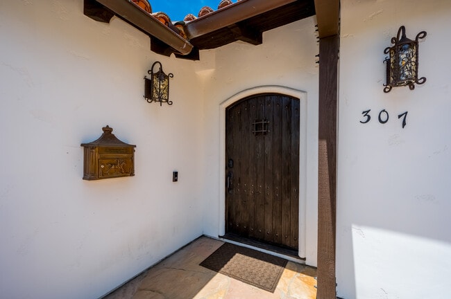 Building Photo - 307 Calle Dorado