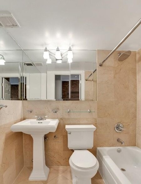 Building Photo - 102 E 7th St