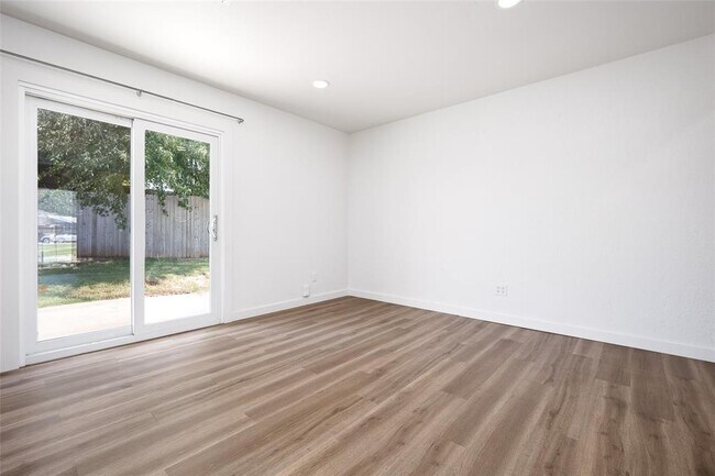 Building Photo - 630 S Heights Dr