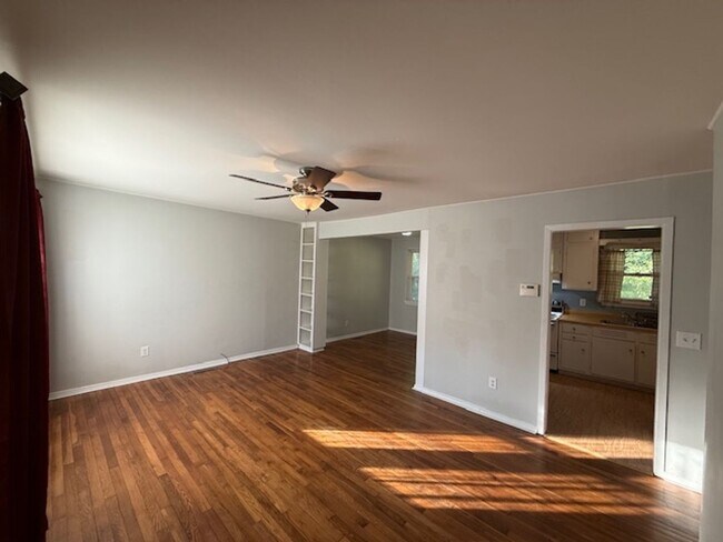 Building Photo - Cozy Home with Character