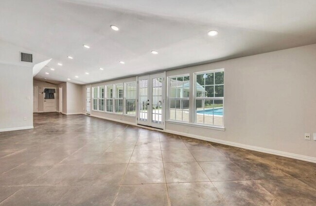 Building Photo - 6307 Deloache Ave